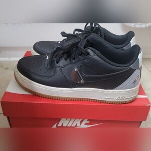 Nike shoes size 7Y color black and white